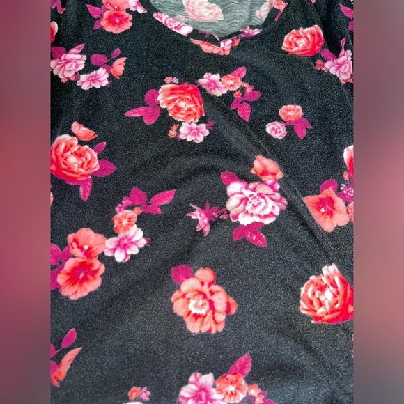 VICTORIAS SECRET TEE - Picture 2 of 5